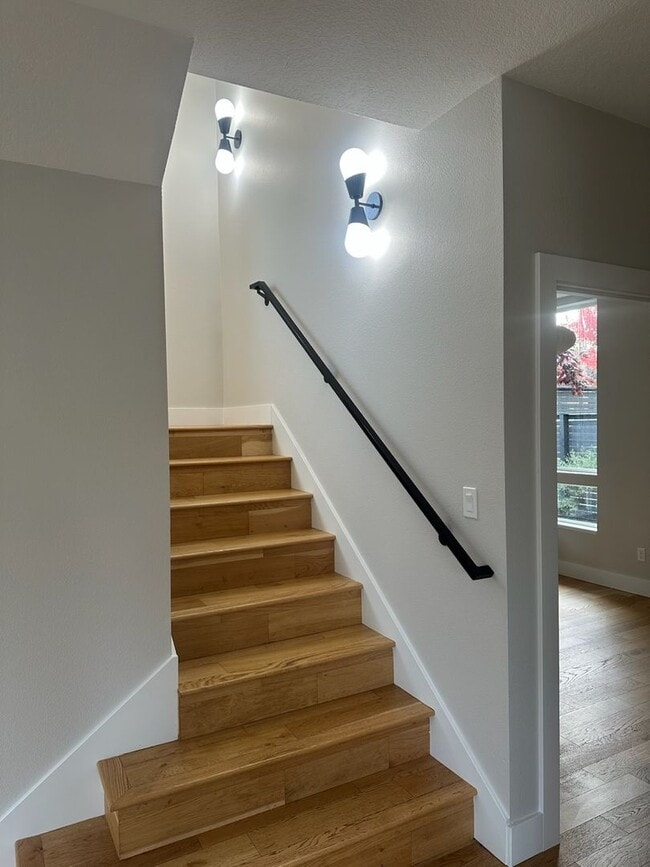 Building Photo - Urban Modern 5 Bedrooms, 3 1/2 Bathrooms, Three-Story Home in the heart of NE Portland!