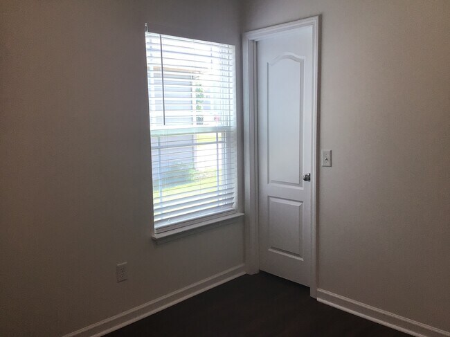 Building Photo - 137 Caledonia Dr