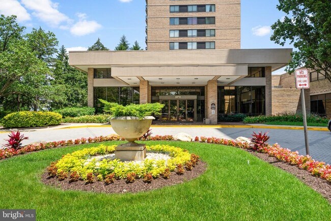 Building Photo - 3713 S George Mason Dr