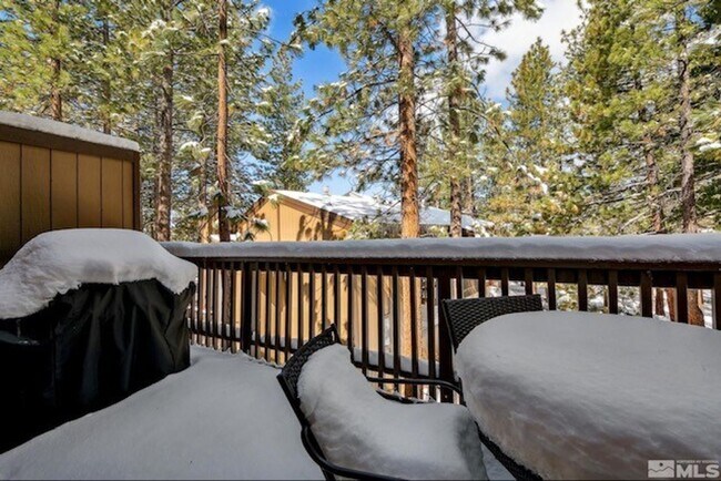 Building Photo - Large quiet condo backs to the forest