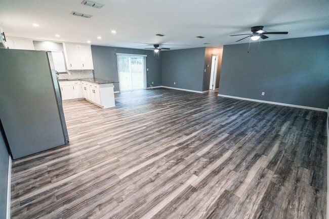 Building Photo - 2013 Shady Oaks Dr
