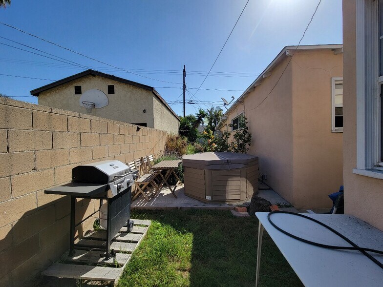 Building Photo - 2452 Colby Ave