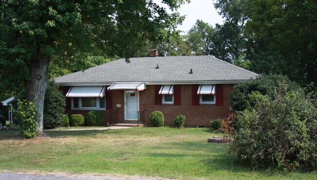 Building Photo - 3 bedroom Ranch / Showings begin  Jan 15th