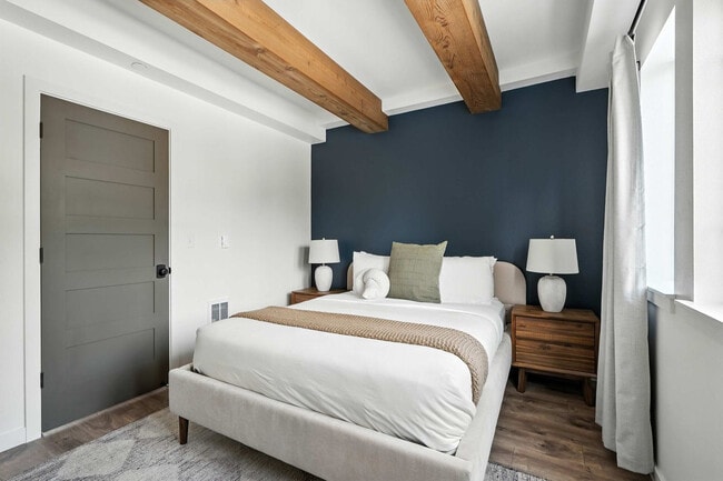 Building Photo - 925 NE 23rd Ave