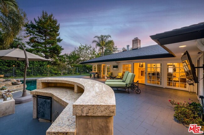Building Photo - 9023 Alto Cedro Dr