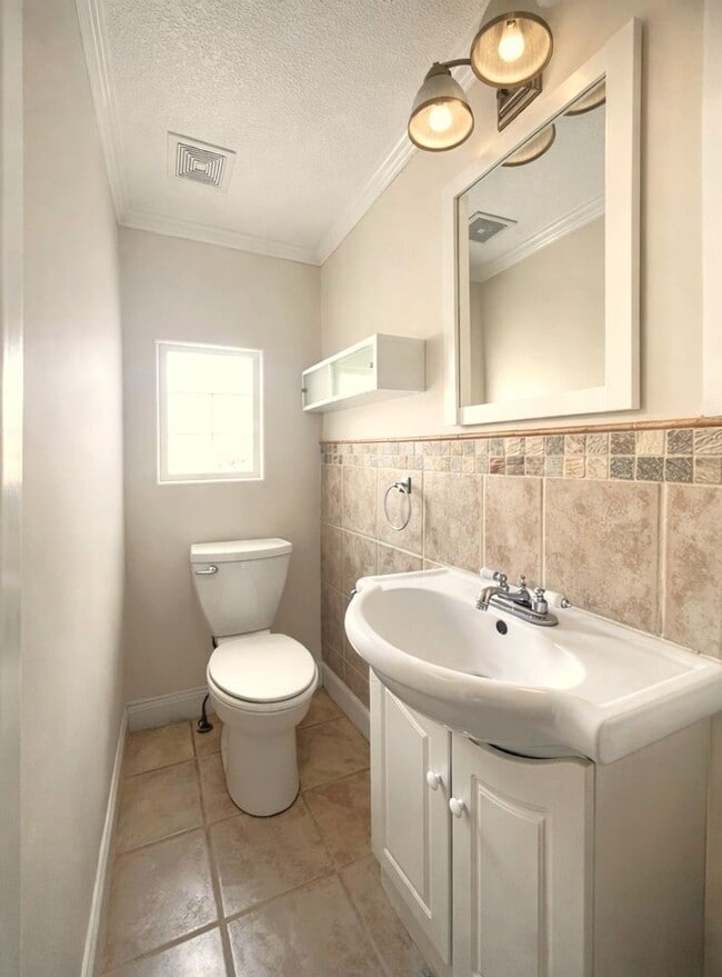 Building Photo - COMING SOON: Bright 3-Bed, 2.5-Bath Townhouse with Private Deck & Fenced Yard in Oak Meyer Gardens!