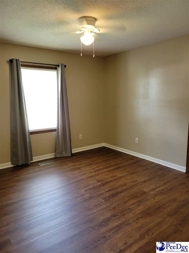 Building Photo - 200 Christmas Tree Rd