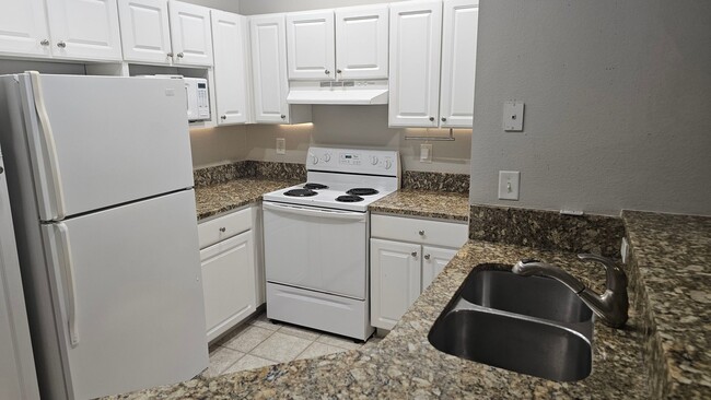 Building Photo - Spacious Two Bedroom Johns Island Condo Ri...