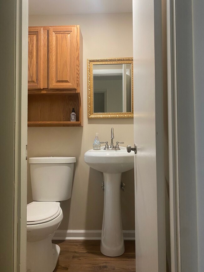 1/2 bath - 933 Cedarwood Dr