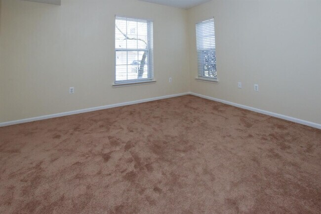 Building Photo - 2790 S Knightsbridge Cir