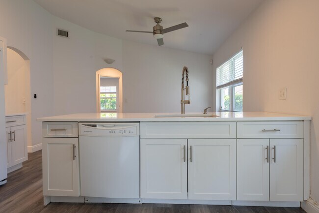 Building Photo - 10651 Buttonwood Lake Dr