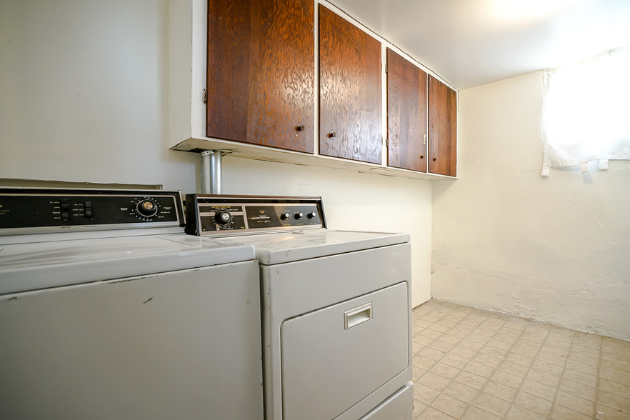 Lower Level Washer & Dryer - 911 N Cooper St