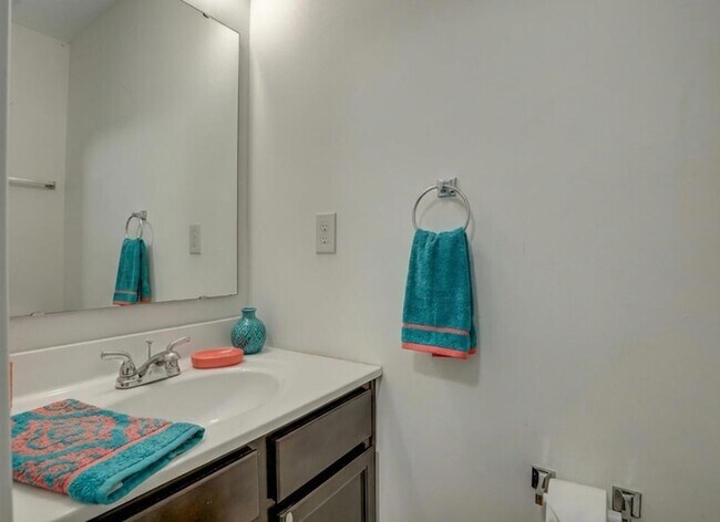 Building Photo - 10150 Meadow Glen Dr