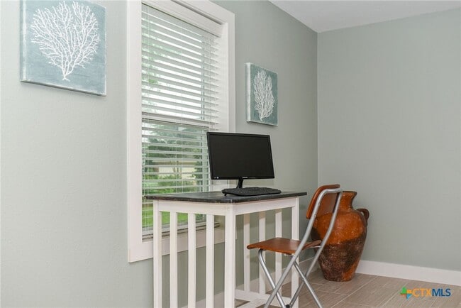 Building Photo - 8 Las Brisas Pl