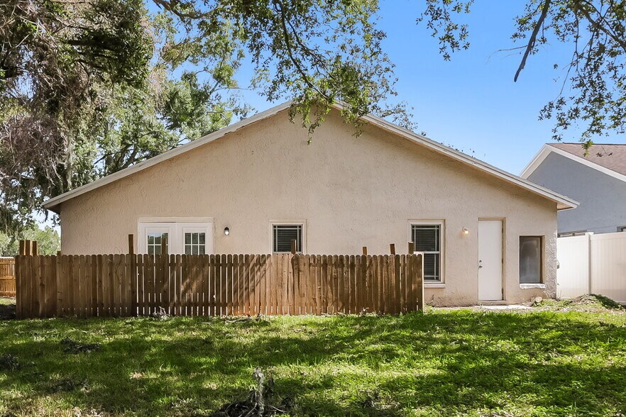 Building Photo - 2027 Helm Ln