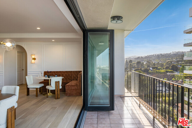 Building Photo - 818 N Doheny Dr