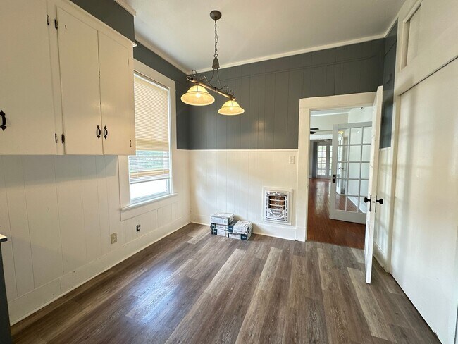 Building Photo - CUTE Downstairs Highland Unit