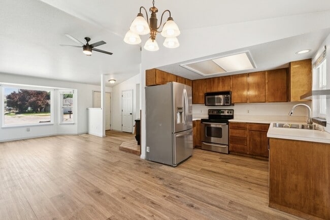 Building Photo - 5591 N Marlboro Ave