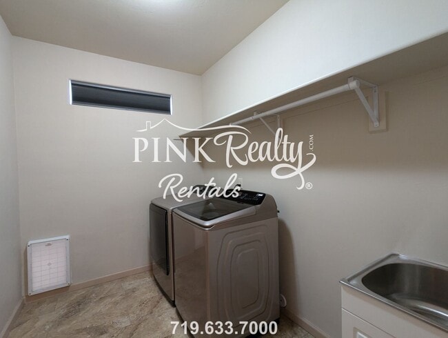 Building Photo - 1325 N Challenger Pl