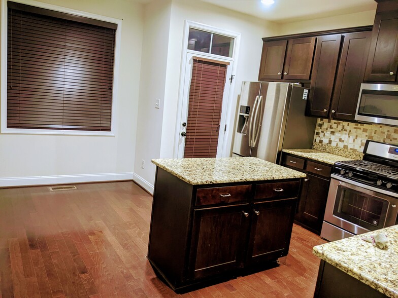 GRANITE COUNTERTOPS - 5215 Bedford Falls Cir