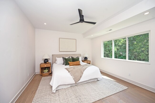 Building Photo - 3 Bed, 3.5 Bath - Modern, sleek & steps fr...