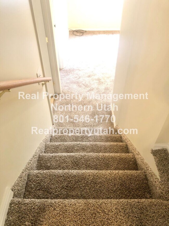 Building Photo - 4 Bedroom 2.5 Bathroom House In Layton Available!