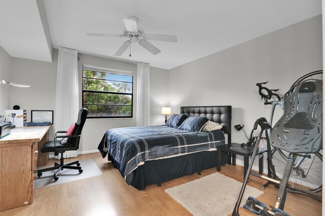 Building Photo - 6073 Balboa Cir