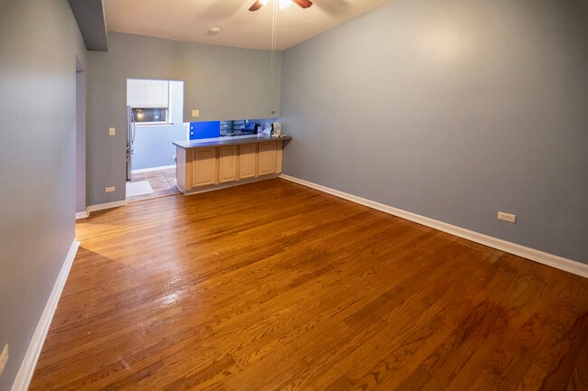 Building Photo - 6042 N Kenmore Ave