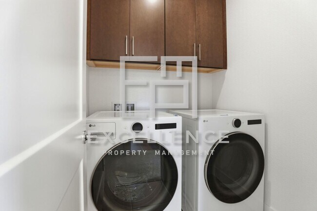 Building Photo - One Year New Home!  3/2.5 With Beautiful Updates Throughout Including Quartz Counters, Water Filt...
