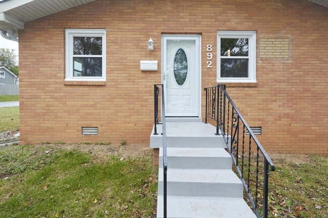 Building Photo - Beautiful One-Bedroom at Montrose & 9th!