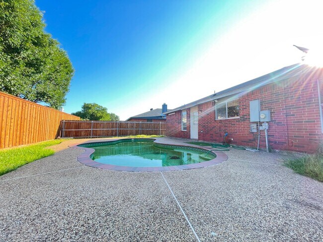 Building Photo - Pool, Pool, Pool
