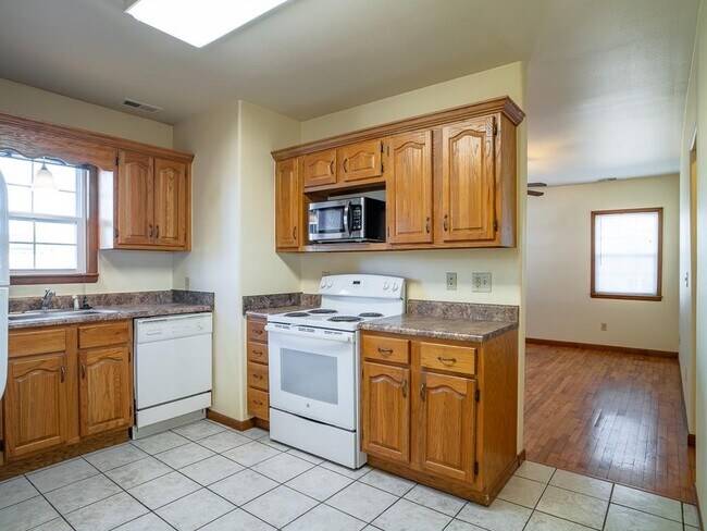 Building Photo - 1702 W Cypress St