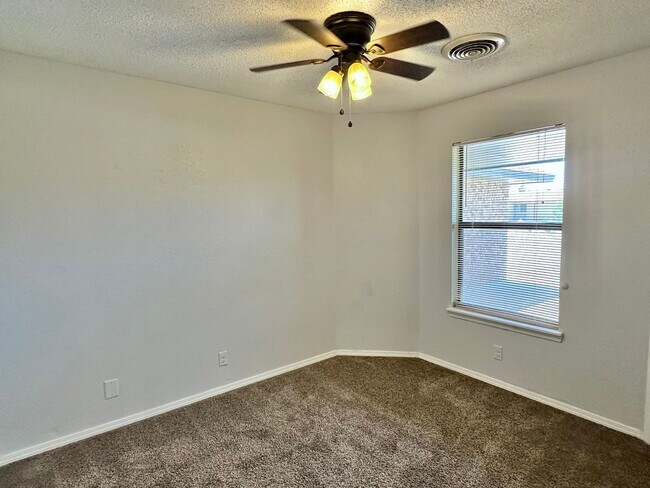 Building Photo - 3 Bdrm/2 Bath Home w/Refrigerated Air Clos...