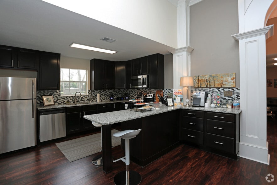 The oaks at lake jackson is located in tallahassee, florida. The Oaks of Lake Jackson 127 W Plantation Dr Lake Jackson TX 77566