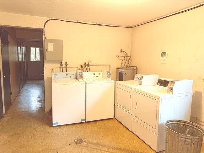 Building Photo - 2bed/1 Bath Second Level Unit on Near SE Powell/Ross Island Bridge