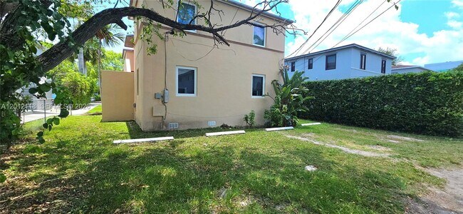 Building Photo - 2355 SW 27th St