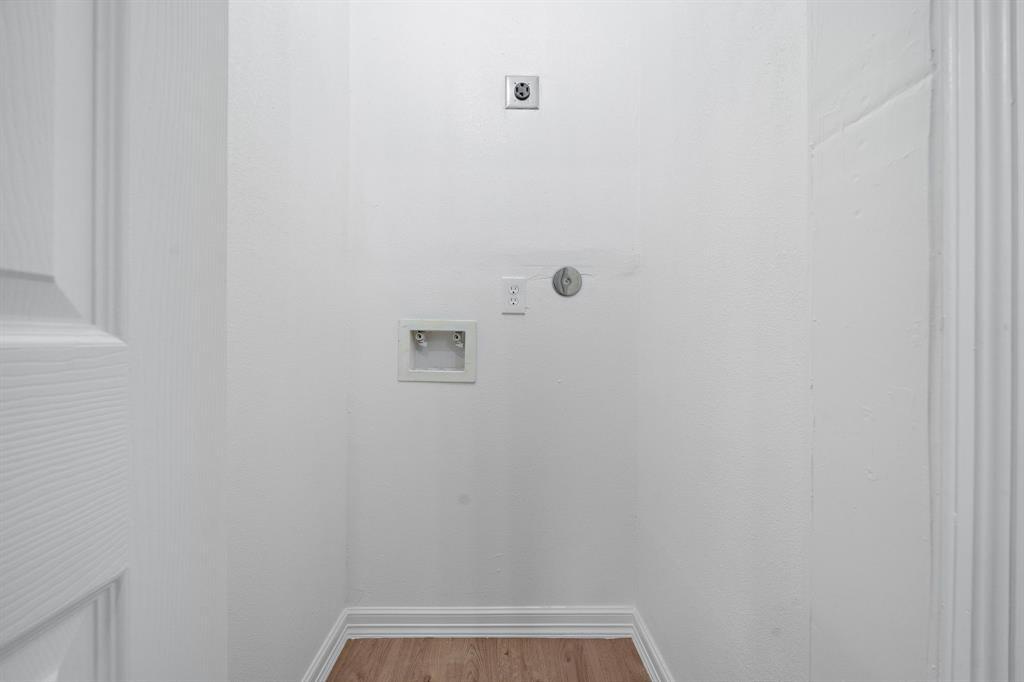 Washer and dryer connections. - 2312 Lucinda St