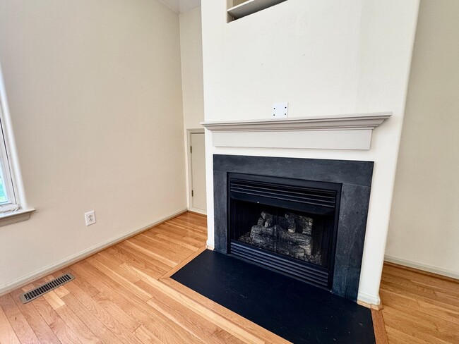 Building Photo - A Chesapeake Bay Townhome w/Garage, Available NOW! 2 Downstairs Bedrooms - Pet Friendly - 2 Balco...