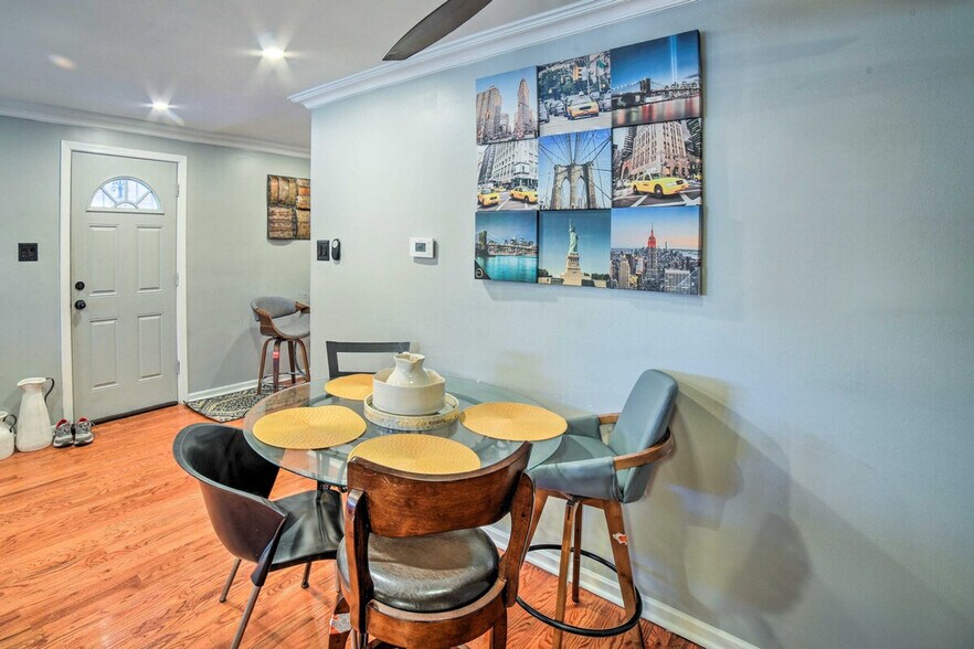 Building Photo - 703 S Central Park Ave