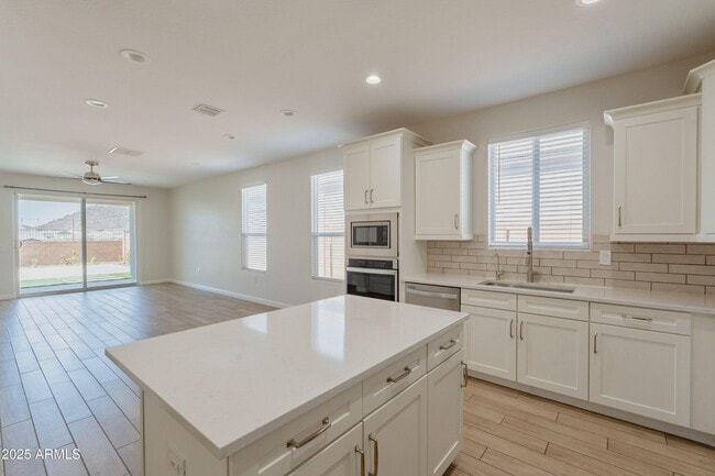 Building Photo - 2055 E Northwood Dr