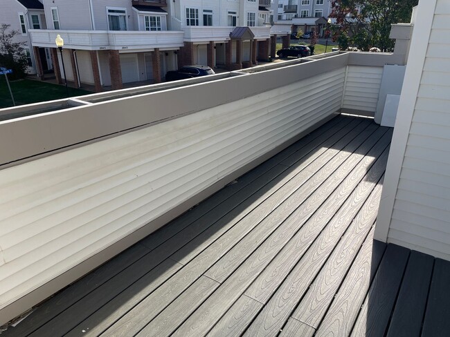 Building Photo - Beautiful 3 Bed 2.5 Bath Interior Townhome...