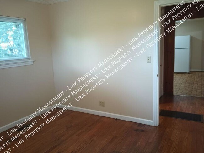 Building Photo - Don't Miss this Charming 2 bedroom with Ga...