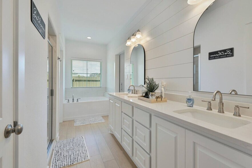 Building Photo - 5040 Mooney Fls Dr