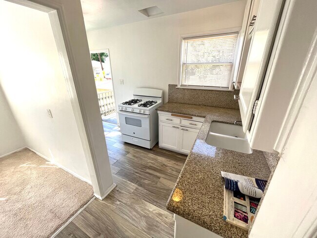 Building Photo - 618 W 26th St