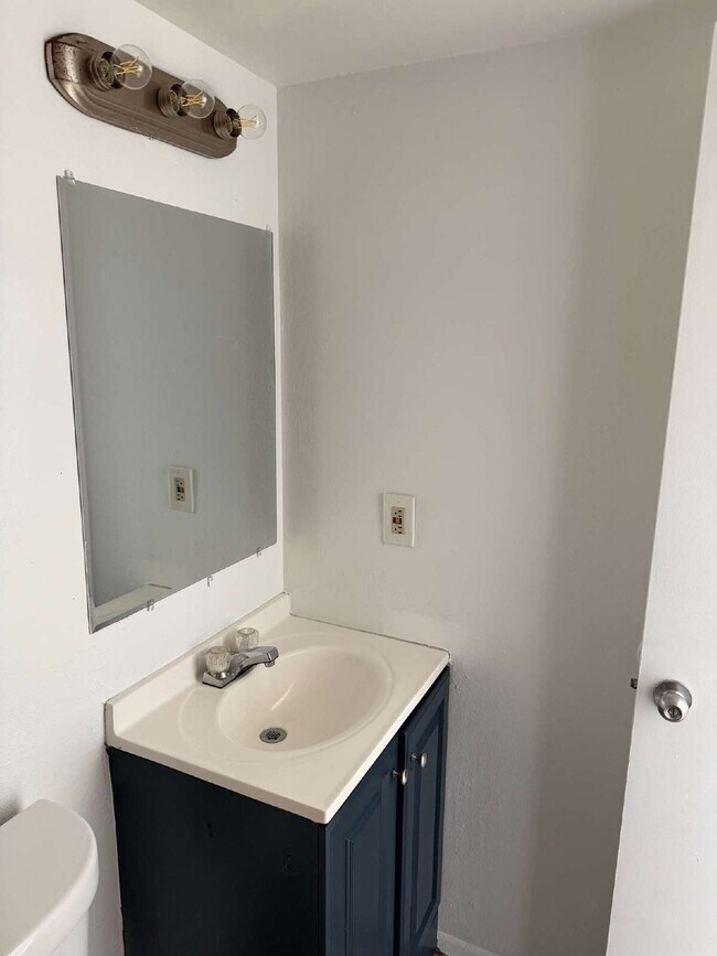 Building Photo - Charming 1-Bed/1-Bath Near SR-51 with Private Outdoor Space