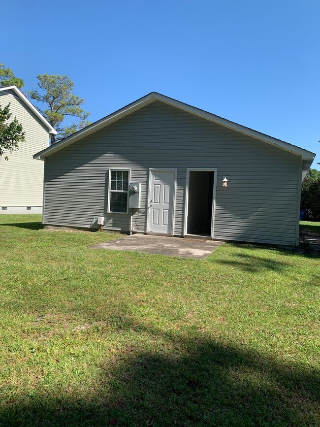 Building Photo - 3 Bedroom 2 Bath House on Hillsdale Drive