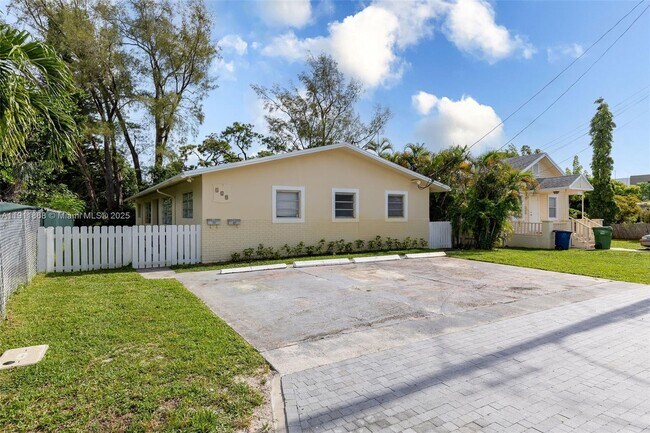 Building Photo - 129 SE 4th St