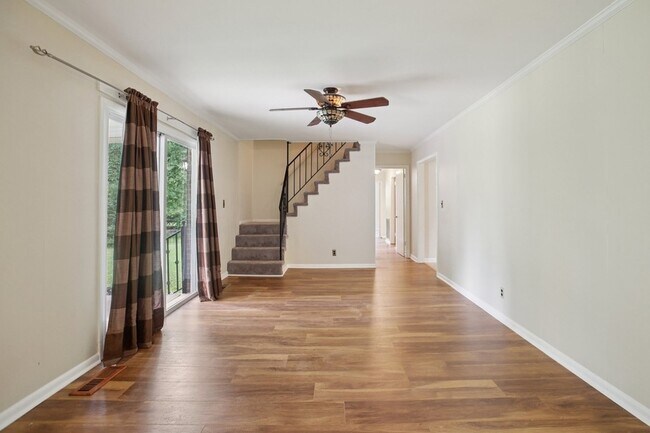 Building Photo - 8024 Regency Dr