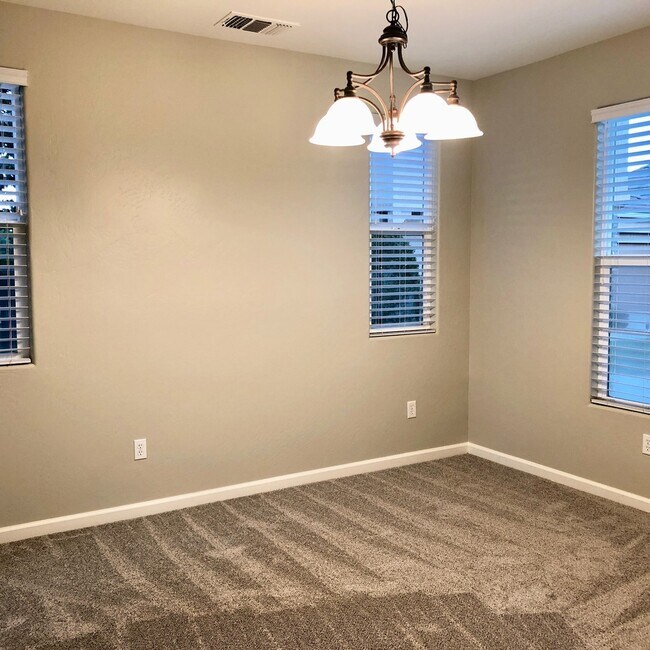 Building Photo - $2,695 Shepherd & Clovis, 3 Bed +Loft, Bea...