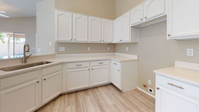 Building Photo - 3830 E Kroll Dr